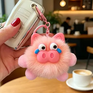 Primo piano dettagliato di un portachiavi a forma di maialino rosa di peluche