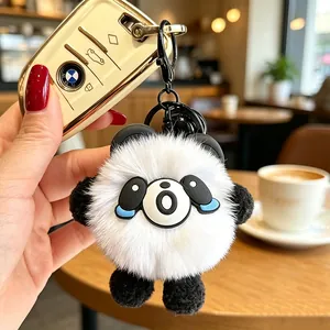 Vista macro dettagliata di un simpatico portachiavi a forma di panda in peluche morbido
