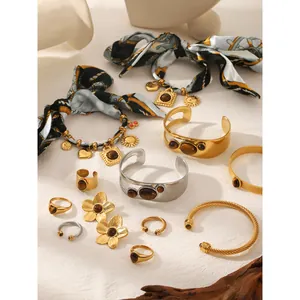 Colección detallada de joyas de acero inoxidable con piedras ojo de tigre y anillos