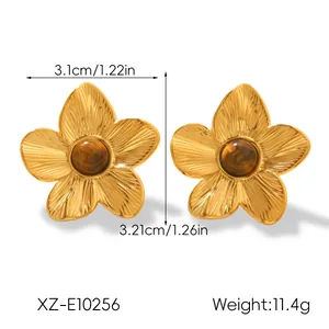 Detalle de pendientes flor dorados con piedra ojo de tigre y dimensiones.