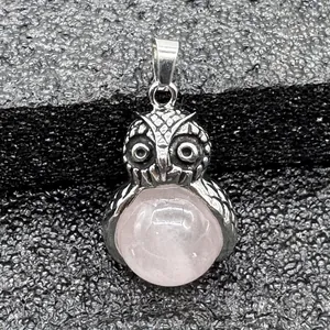 Vista dettagliata di un ciondolo a civetta alla moda con pietra naturale rosa argento