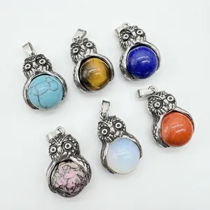 Set di ciondoli vintage a forma di gufo con pietre naturali e finitura in argento antico