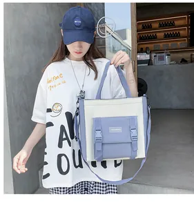 Elegante borsa tote in tela con design blu e bianco a contrasto e tracolla regolabile