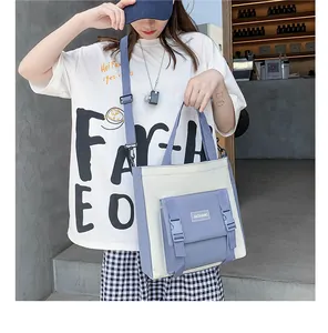 Dettaglio dell'elegante borsa tote in tela bicolore con tasca con fibbia funzionale