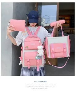 Set completo di cinque zaini scolastici rosa e bianchi su una modella in un contesto lifestyle