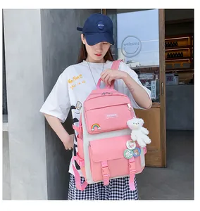 Primo piano di uno zaino scolastico rosa e bianco di grande capacità per una studentessa