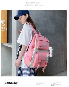 Zaino scolastico rosa e bianco in stile coreano indossato da una modella asiatica.