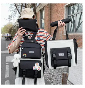 Dettaglio del set da 5 pezzi di zaini scolastici bianchi e neri con borsa e orsetto