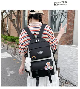 Zaino scolastico di grande capacità bianco e nero indossato da una modella all'aperto