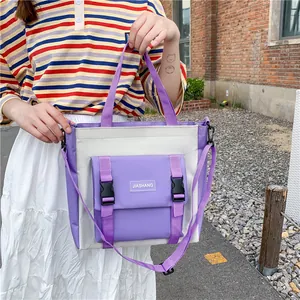 Vista dettagliata di una borsa tote per studenti in tela viola e bianca all'aperto