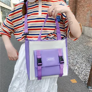 Dettaglio di una borsa tote in tela viola e bianca con tracolle regolabili e fibbie