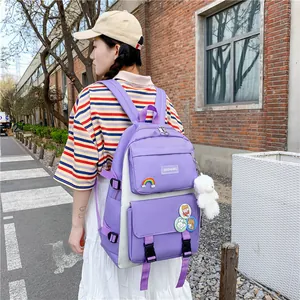 Zaino viola alla moda per studenti con toppe carine e ciondolo a forma di orsetto all'aperto
