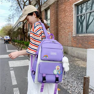 Modella asiatica con zaino viola di grande capacità in un contesto urbano all'aperto