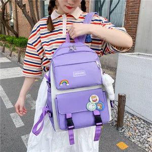 Dettaglio dello zaino scolastico viola con badge carini su una modella asiatica