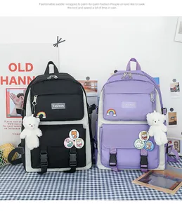 Vista dettagliata degli zaini scolastici neri e viola con graziosi accessori a forma di orso