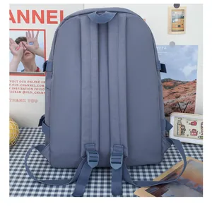 Vista posteriore di uno zaino blu per studenti con spallacci imbottiti regolabili