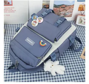 Vista dettagliata dello zaino scolastico bianco e blu con spille decorative