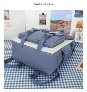 Dettaglio di uno zaino scolastico blu capiente con design a fibbia alla moda