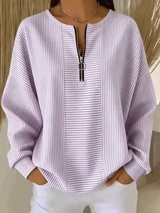 Vista dettagliata di un top a righe viola da donna con mezza zip frontale.