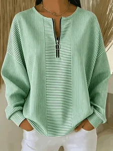 Dettaglio della maglia a maniche lunghe a righe verdi da donna con scollo a zip e stile casual