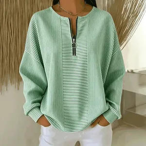 Top da donna a righe verdi con cerniera frontale e moderno design con spalle scese