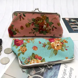 Vintage-Münzbeutel aus Canvas mit Blumenmuster und einem eleganten Klippverschluss