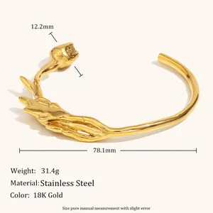 Vista dettagliata del bracciale rigido a fiori dorati con specifiche di peso e misura