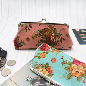 Detailansicht von Retro-Stoffbörsen mit Blumenmuster und Metall-Klippverschluss