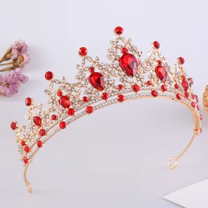 Elegante tiara nupziale dorata con cristalli rossi scintillanti per accessori da sposa