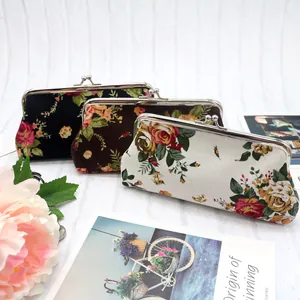 Detailansicht von Vintage-Langbörsen aus Canvas mit Blumenmuster und Metall-Klickverschluss
