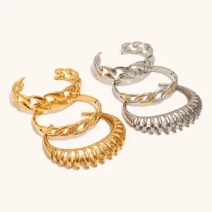 Vista dettagliata di sei bracciali rigidi in acciaio inossidabile oro e argento.