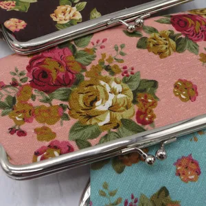 Detailansicht der Vintage-Blumen-Leinentaschen mit eleganten silbernen Kussverschlüssen