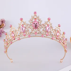Vista dettagliata dell'elegante diadema dorato con strass rosa scintillanti per spose.