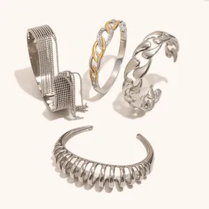 Set di bracciali in acciaio inossidabile placcati oro 18K con dettagli a nappine