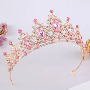 Dettaglio di un elegante diadema da sposa con strass rosa e cristalli a forma di goccia