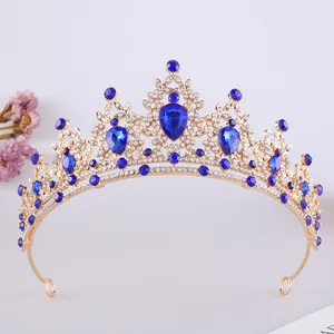 Elegante tiara da sposa in oro con dettagliati abbellimenti in strass blu e trasparenti