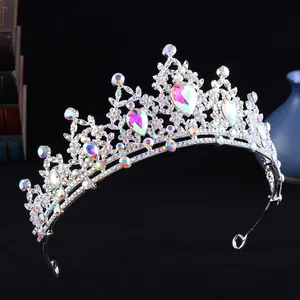 Dettaglio di una tiara d'argento scintillante con strass cangianti per spose e bambine.