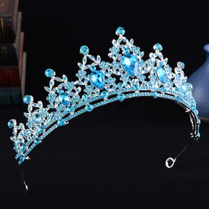 Dettaglio ravvicinato di una tiara da sposa argento con strass blu cielo scintillanti
