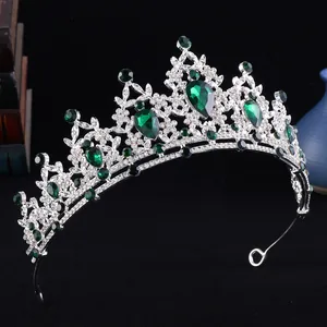 Dettaglio ravvicinato di un diadema da sposa ornato con strass verde smeraldo e argento