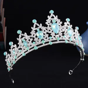 Primo piano di una tiara da sposa argentata con cristalli a goccia color verde menta