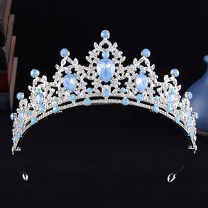 Vista dettagliata della tiara da sposa argento con strass blu chiaro e trasparenti