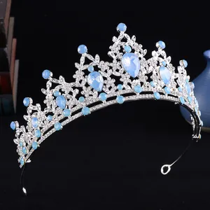 Vista dettagliata di un'elegante tiara da sposa in argento con strass blu su sfondo nero