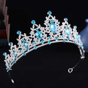 Dettaglio di una tiara argentata con strass blu e trasparenti scintillanti per sposa