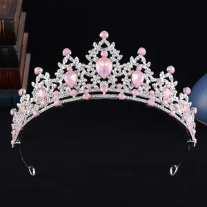Vista dettagliata di un elegante diadema da sposa argento con strass rosa scintillanti.