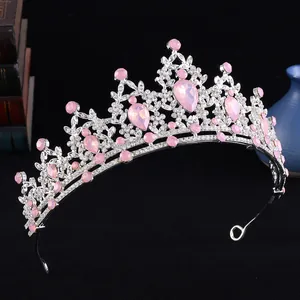Tiara da sposa elegante con cristalli rosa a goccia e strass trasparenti lucidi.