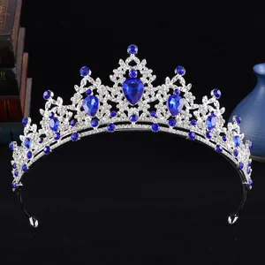 Dettaglio della tiara da sposa con grandi strass blu a forma di goccia e montatura in lega d'argento.