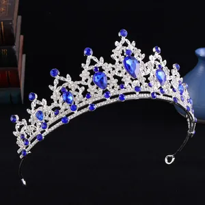 Dettaglio di tiara da sposa in argento con strass blu e gemme a goccia scintillanti
