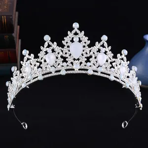Dettaglio della corona da sposa in argento con strass bianchi e opali a forma di goccia.