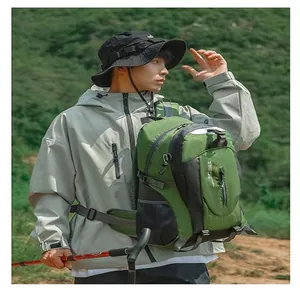 Mann wandert mit einem grünen Profi-Outdoor-Rucksack in einer bergigen Landschaft