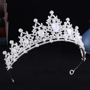 Elegante diadema da sposa argento con intricati strass e accenti di opale bianco